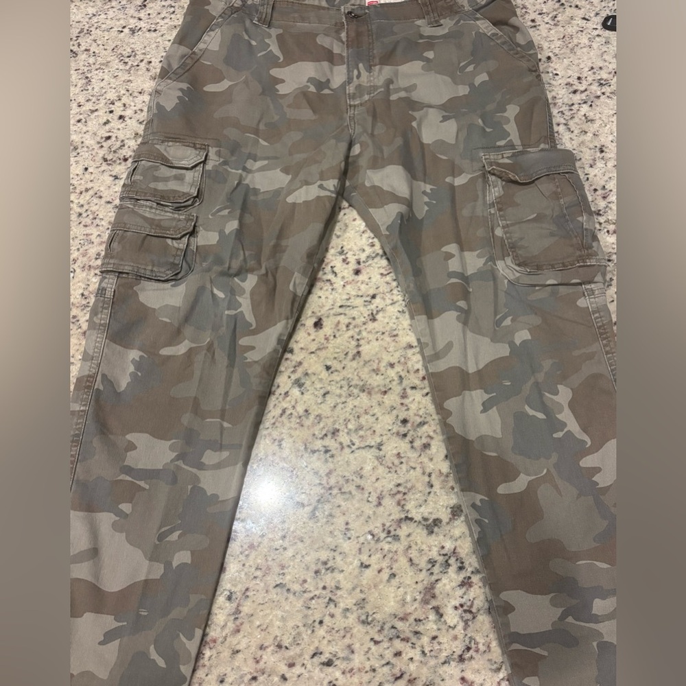 Wrangler Regular Taper Camo Cargo Pants size 38 x 30